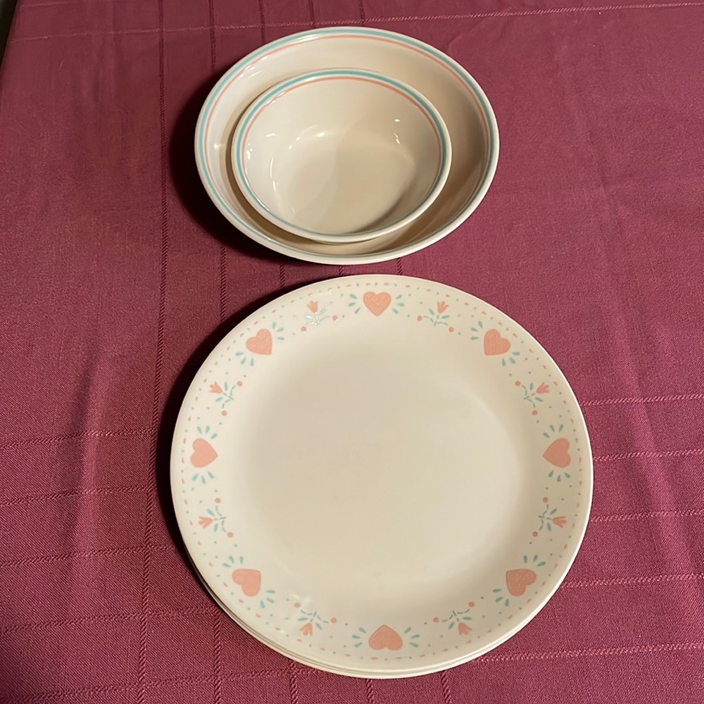 Corelle Forever Yours Set of 4 Dinner Plates 10.5" 1 serving bowl 1 cereal bowl